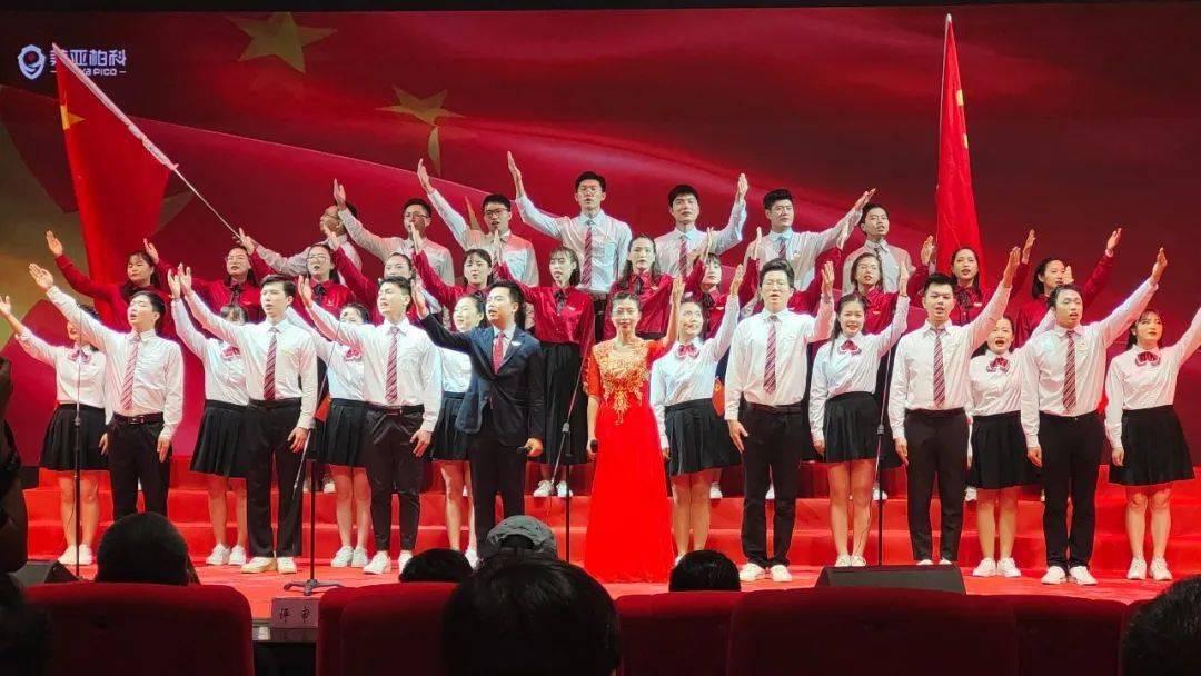 秦岚穿牛仔衬衫头烫卷毛 怀抱宠物狗又美又A