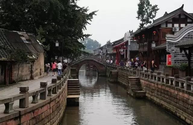 刚毕业入职场应该怎么和老同事相处呢？